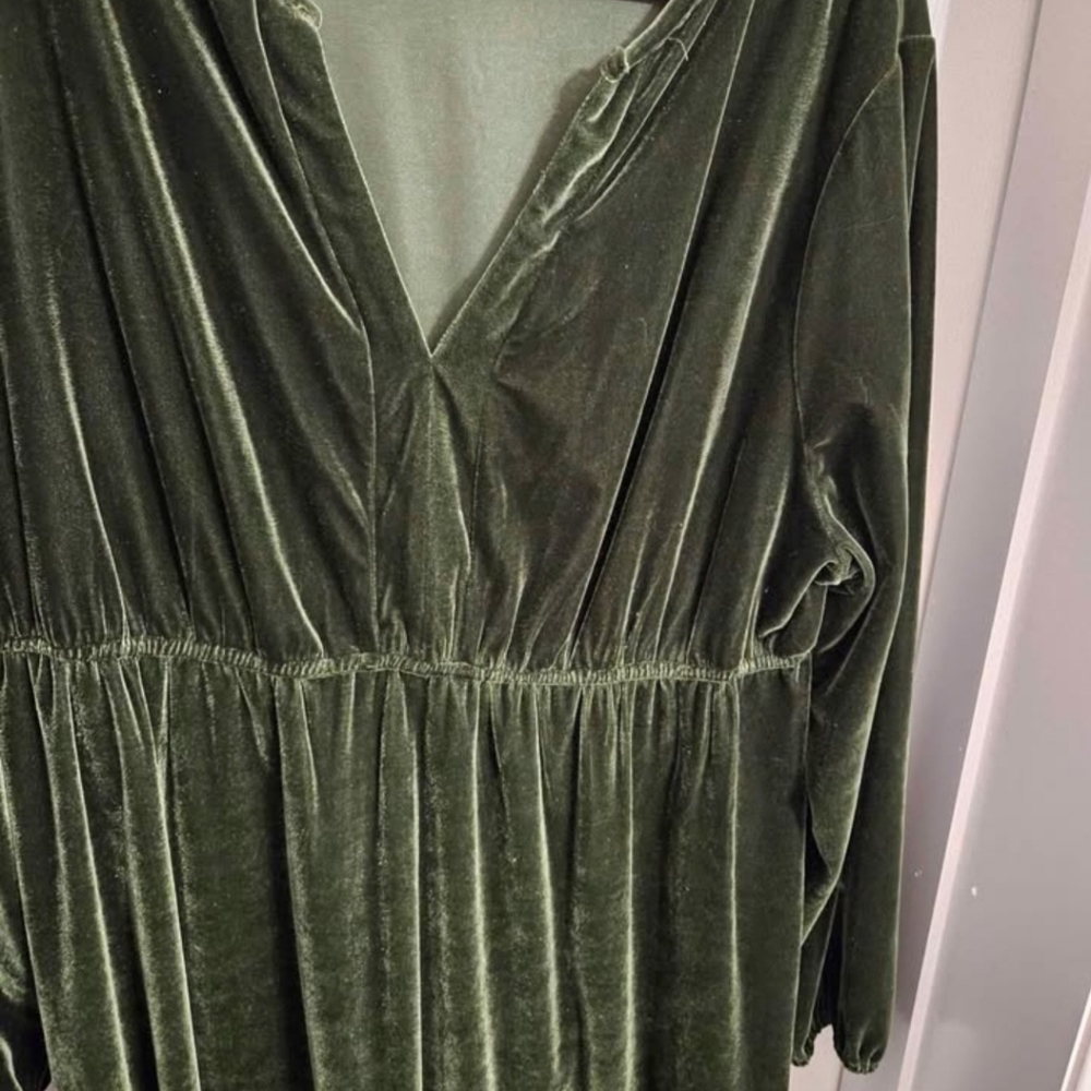 Elegant Women's Velvet Maxi Dress in Deep Green 3X - Picture 3 of 3